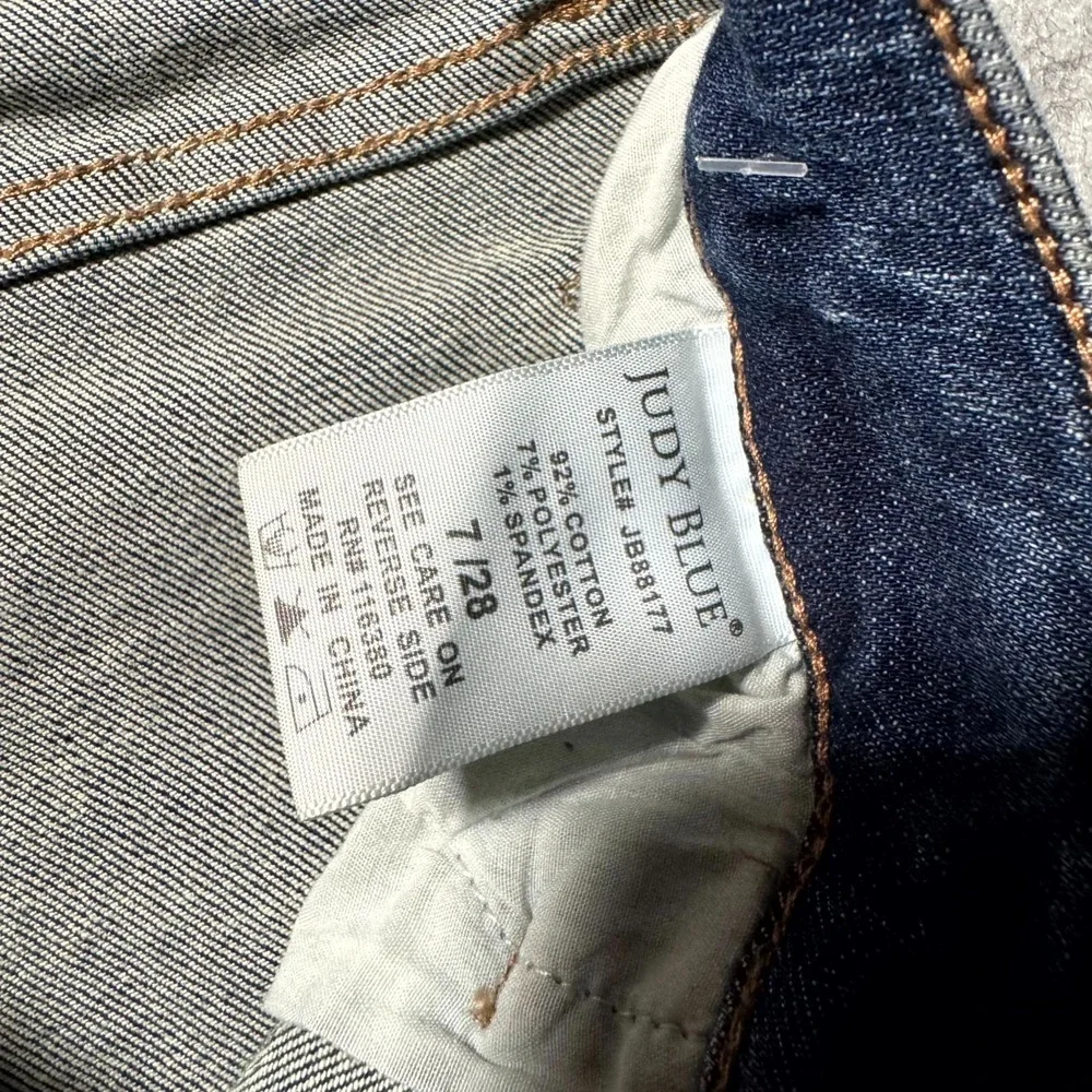Judy Blue Women's Distressed Blue Jeans Size 26x27 size 7/28 ;